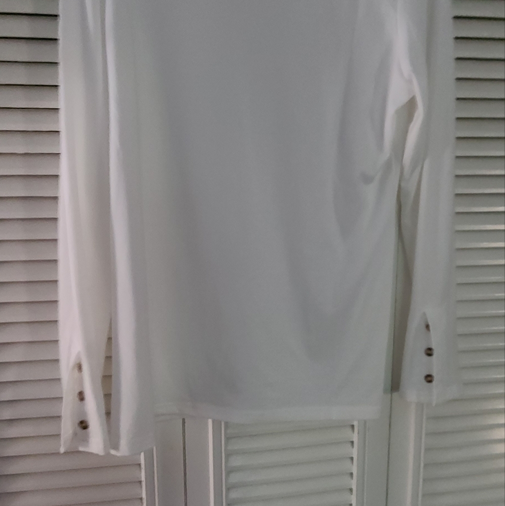 Long sleeves w/ buttons up the wrist shirt